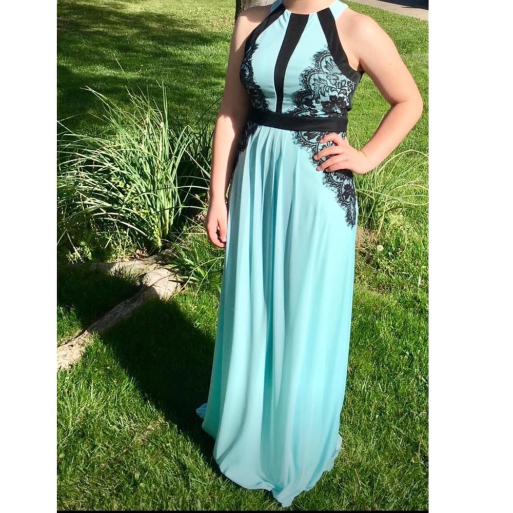 Measurements: 5 foot wore 4 in heels bust is 32